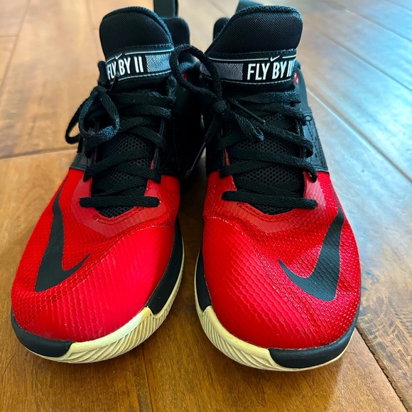 Nike Fly By II Men’s Basketball Shoes Red and Black Size 7 - Picture 2 of 9